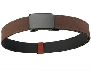 Détail de ceinture en nylon marron avec boucle automatique en métal brossé noir