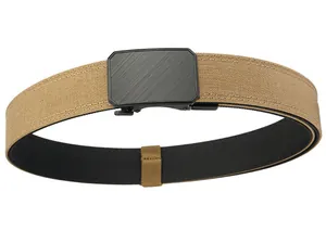 Détail de ceinture tactique kaki avec boucle en métal noir et nylon tressé