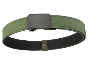 Détail de la ceinture tactique vert armée avec boucle automatique en métal noir