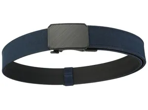 Gros plan sur la boucle automatique noire mate et la ceinture tactique en nylon bleu marine