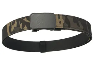 Détail du tissage en nylon camouflage et de la boucle tactique en métal noir brossé