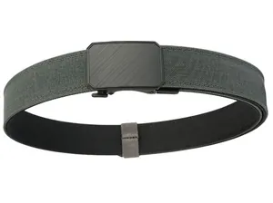 Détail de la boucle en métal noir mat brossé et ceinture tactique en nylon gris