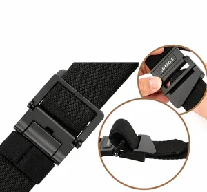 Dettaglio della cintura tattica in nylon nero con fibbia opaca e sistema di bloccaggio TUSHI