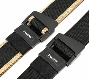 Dettaglio di cinture in tela intrecciata con fibbie a doppio anello D e logo TUSHI