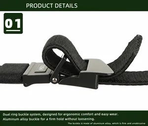 Dettaglio della cintura tattica in nylon nero con fibbia a doppio anello in alluminio