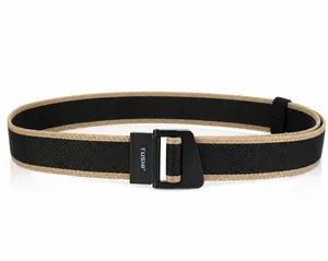 Dettaglio della cintura regolabile in nylon nero con fibbia in metallo e logo TUSHI