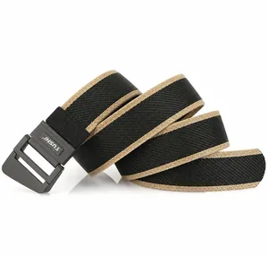 Dettaglio cintura elastica intrecciata da 3,8 cm con fibbia opaca e trama tessuta