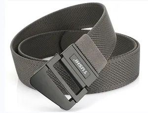 Dettaglio di una cintura da uomo intrecciata elasticizzata con fibbia nera opaca TUSHI