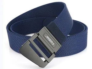 Dettaglio cintura elastica intrecciata blu scuro con fibbia in metallo nero opaco