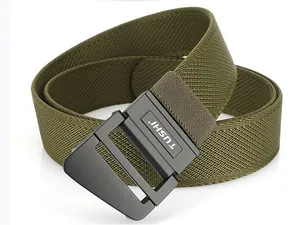 Dettaglio macro della cintura tattica in nylon verde militare con fibbia nera