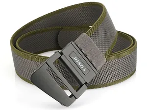 Dettaglio della cintura tattica in nylon con fibbia in metallo nero opaco e logo TUSHI