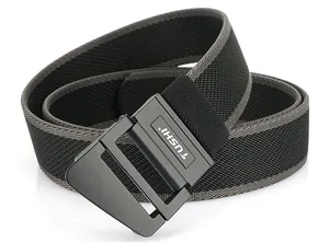 Dettaglio della fibbia in metallo nero opaco TUSHI su una cintura in nylon intrecciato