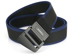 Dettaglio della cintura intrecciata in nylon nero e blu con fibbia in metallo nero opaco