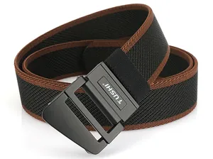 Dettaglio della fibbia nera opaca e della trama in nylon su cintura elastica