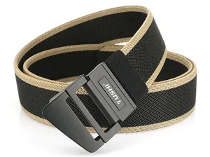 Dettaglio cintura elastica intrecciata nero e kaki con fibbia opaca e trama densa