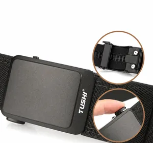 Détail d'une ceinture tactique noire montrant la boucle automatique et le nylon