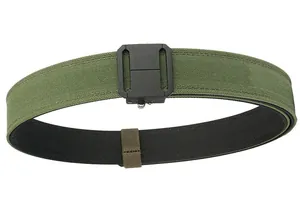 Λεπτομέρεια στρατιωτικής νάιλον ζώνης σε πράσινο χρώμα με μαύρη αγκράφα και εσωτερική επένδυση