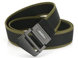 Dettaglio della cintura tattica in nylon con trama intrecciata e fibbia nero opaco