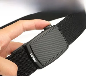 Détail de ceinture tactique en nylon avec boucle automatique et texture fibre de carbone