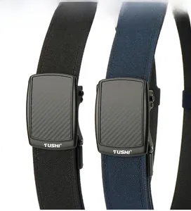 Détail d'une ceinture tactique en nylon double couche avec boucle automatique en carbone