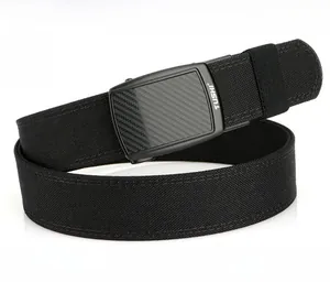 Détail de la ceinture tactique en nylon avec boucle en alliage de zinc et texture carbone