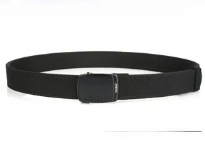 Détail de la boucle automatique en métal avec texture carbone sur ceinture en nylon noir