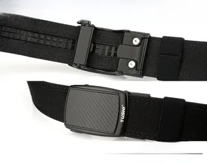 Détail d'une ceinture tactique en nylon épais avec boucle métallique mate et texture carbone