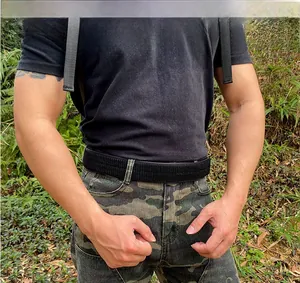 Détail de la ceinture tactique en nylon montrant le velcro réglable sur un pantalon