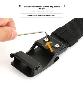 Vue macro de la boucle automatique en alliage de zinc et réglage sur ceinture tactique noire