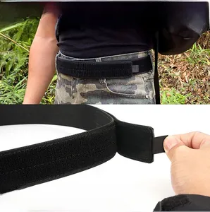 Détail d'une ceinture tactique réglable en nylon avec fermeture auto-agrippante