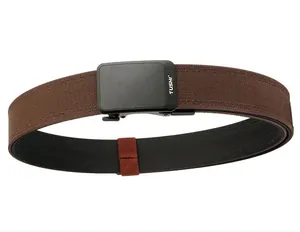 Détail de la ceinture tactique en nylon marron avec boucle automatique en métal noir