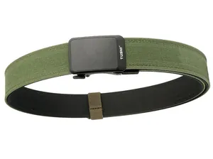 Détail de la ceinture tactique en nylon vert militaire avec boucle noire mate