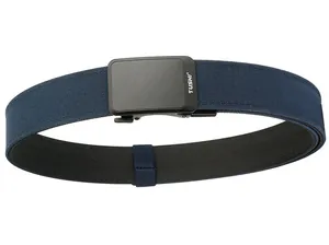 Détail de ceinture tactique en nylon bleu marine avec boucle automatique noir mat