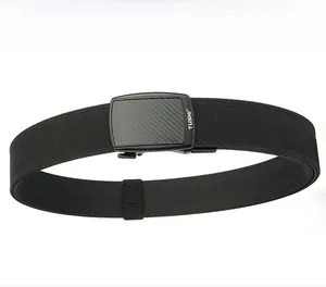 Détail de la ceinture tactique en nylon noir avec boucle automatique motif carbone et logo TUSHI