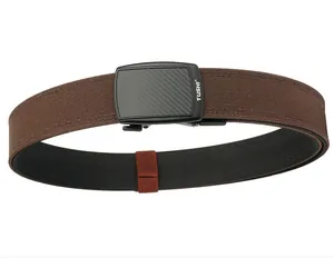 Détail de la boucle de ceinture tactique avec texture carbone et logo de marque