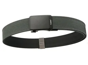Détail de la ceinture tactique grise montrant le nylon tissé et la boucle mate