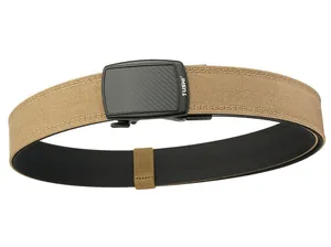 Détail de la ceinture tactique en nylon avec boucle en fibre de carbone et coutures renforcées