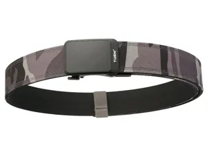 Détail de la ceinture tactique en nylon avec boucle automatique noire mate et motif camouflage