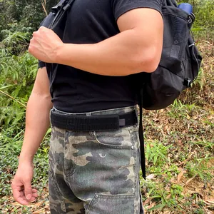 Ceinture tactique en nylon portée par un mannequin avec un pantalon de camouflage