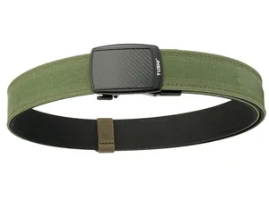 Détail de la ceinture tactique en nylon vert armée avec boucle automatique motif carbone