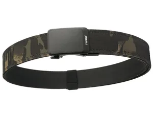 Détail de la ceinture tactique en nylon avec motif camouflage et boucle automatique noire