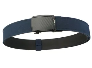 Détail de la ceinture tactique en nylon bleu marine avec boucle automatique à texture carbone