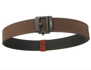 Nahaufnahme des braunen taktischen Nylon-Gürtels mit Schnellverschluss und roter Schlaufe