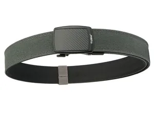 Détail de la ceinture tactique en nylon gris avec boucle automatique en fibre de carbone
