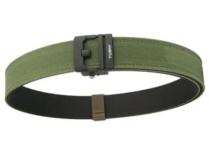 Makroansicht des armeegrünen taktischen Nylongürtels mit schwarzer Schnalle und TUSHI Logo