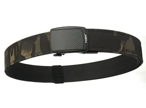 Vue détaillée de la ceinture tactique en nylon camouflage avec boucle en fibre de carbone