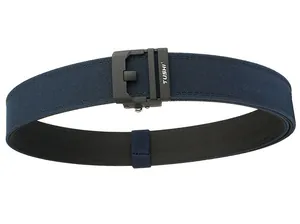 Detail eines dunkelblauen Nylon-Gürtels mit mattschwarzer TUSHI Automatik-Schnalle