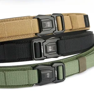 Primo piano di tre robuste cinture tattiche in nylon nei colori kaki, nero e verde militare