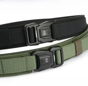 Dettaglio di cinture tattiche militari in nero e verde con fibbia in lega di zinco