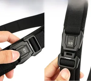 Dettaglio della cintura tattica in nylon con fibbia a sgancio rapido e trama in tessuto